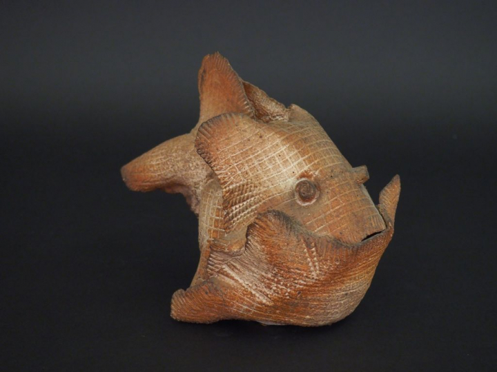 Sujet en terre cuite contemporaine, "Piranha". Dim. 16,5 x 24 x 14 cm