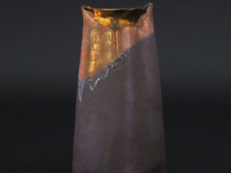 Vente aux enchères Vase en céramique contemporaine bicolore. H. 21 cm