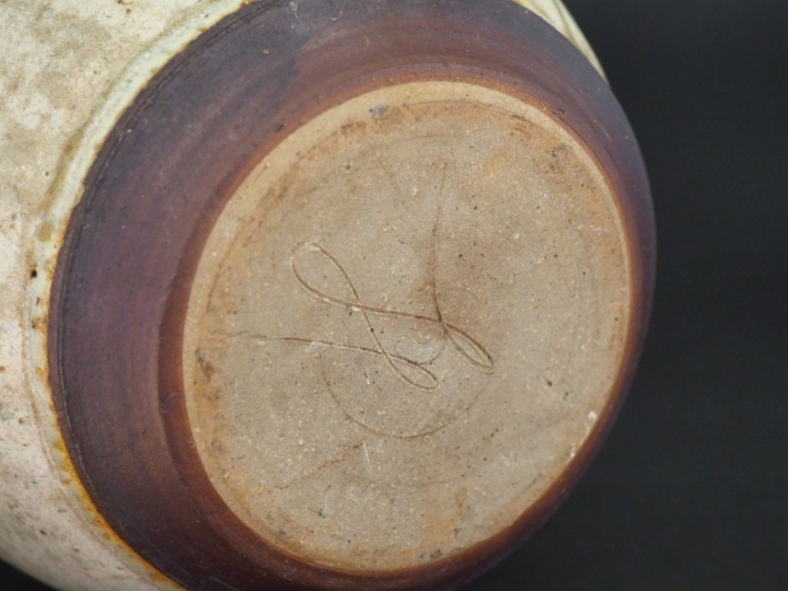 Vase en céramique contemporaine polychrome à l'imitation des poteries 