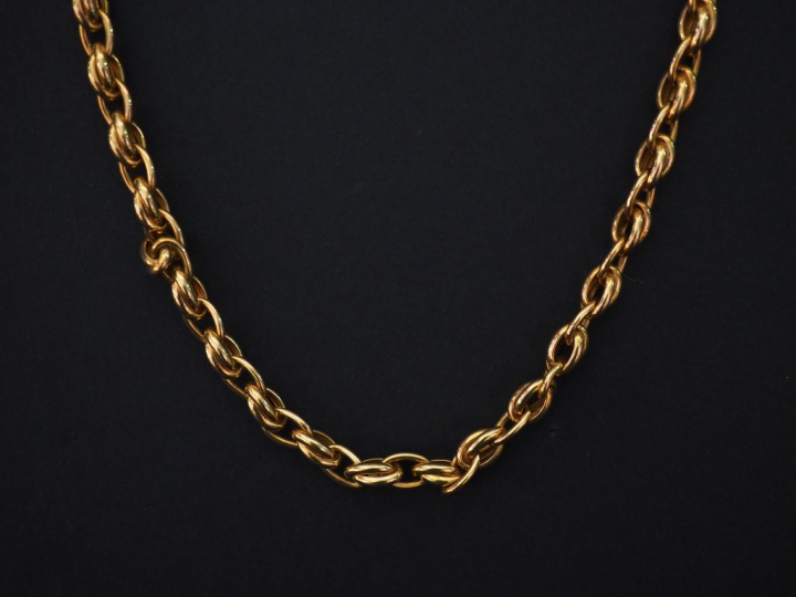 Collier souple en or jaune, maille forçat entrelacée. Long. 53,5 cm Po