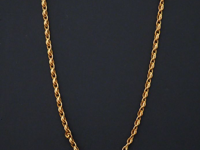 Collier souple en or jaune, maille forçat entrelacée. Long. 53,5 cm Po