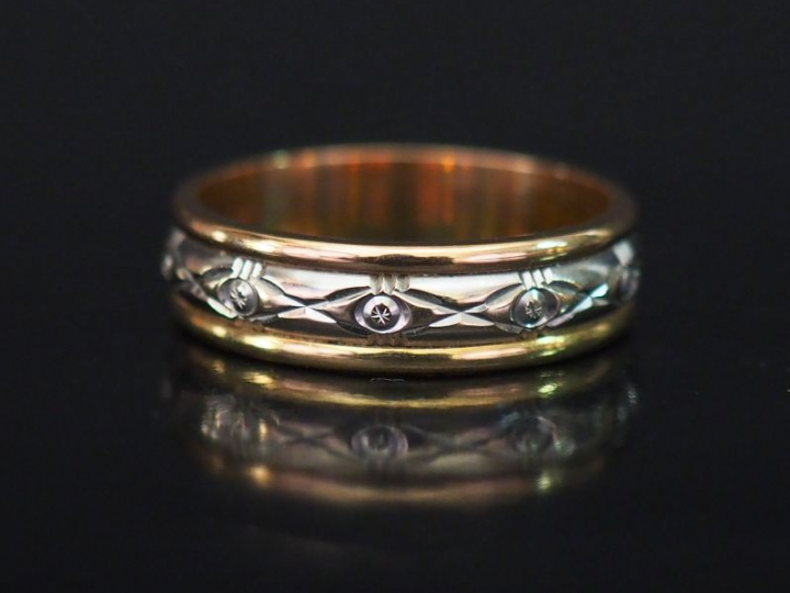 Bague jonc deux tons d'or, à décor de motifs géométriques.  TDD. 56 Po