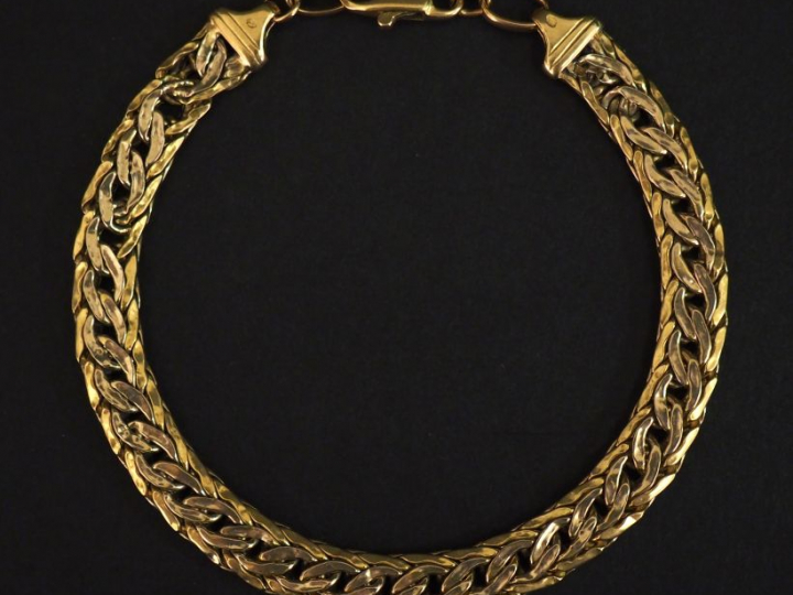 Bracelet souple en or jaune, maille plate tressée.  Long. 20,5 cm Poid