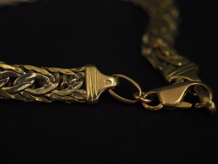 Bracelet souple en or jaune, maille plate tressée.  Long. 20,5 cm Poid