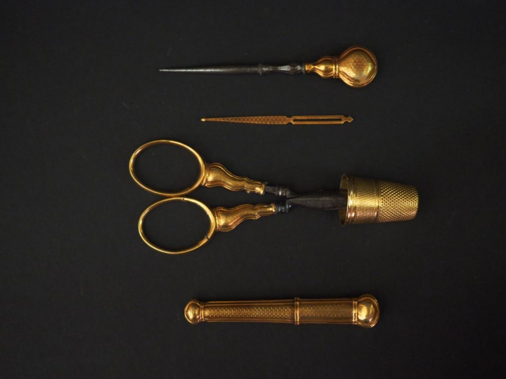 Petit nécessaire à couture en or jaune. Comprenant :  - un dé à coudre