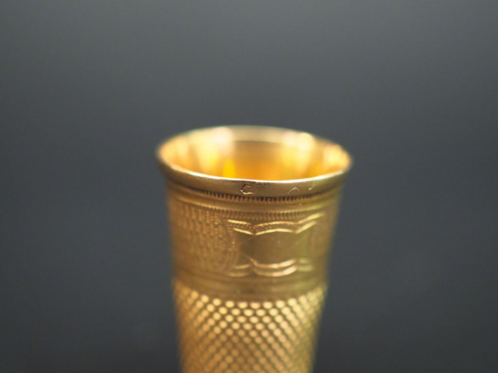 Petit nécessaire à couture en or jaune. Comprenant :  - un dé à coudre