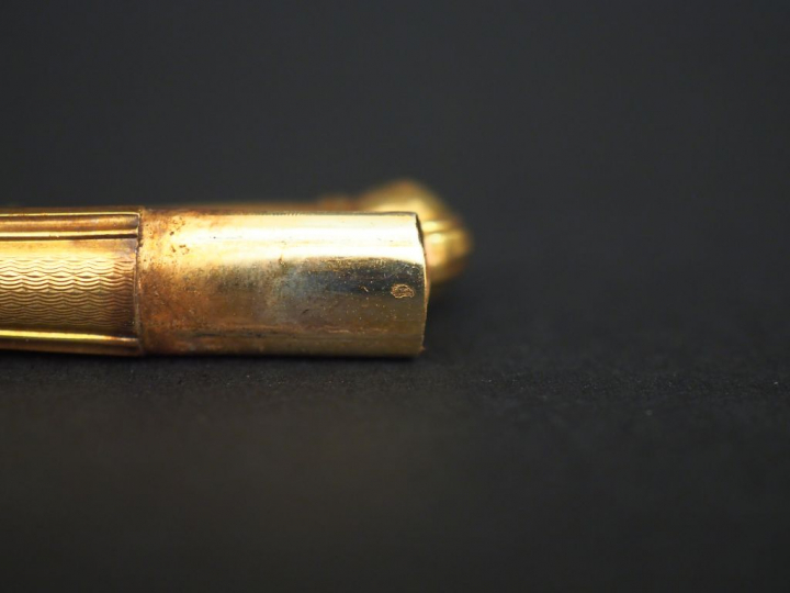 Petit nécessaire à couture en or jaune. Comprenant :  - un dé à coudre