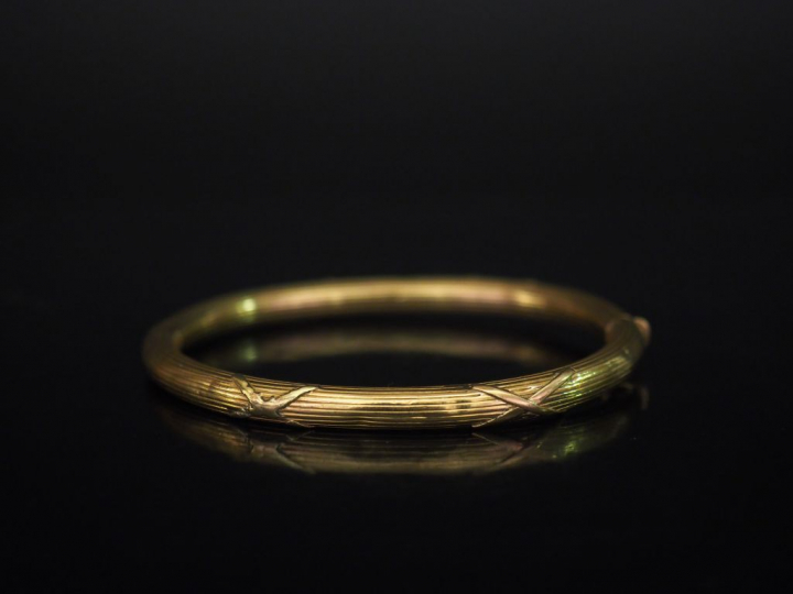 Bracelet jonc de style Louis XVI en or jaune, à décor de tiges enruban