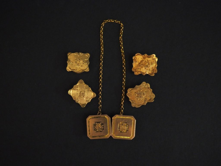 Ensemble comprenant trois différentes paires de boutons de col en or j
