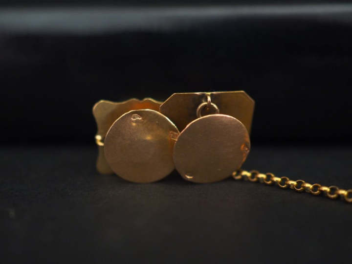 Ensemble comprenant trois différentes paires de boutons de col en or j