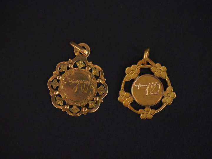 Ensemble comprenant deux différentes médailles ajourées en or jaune, à