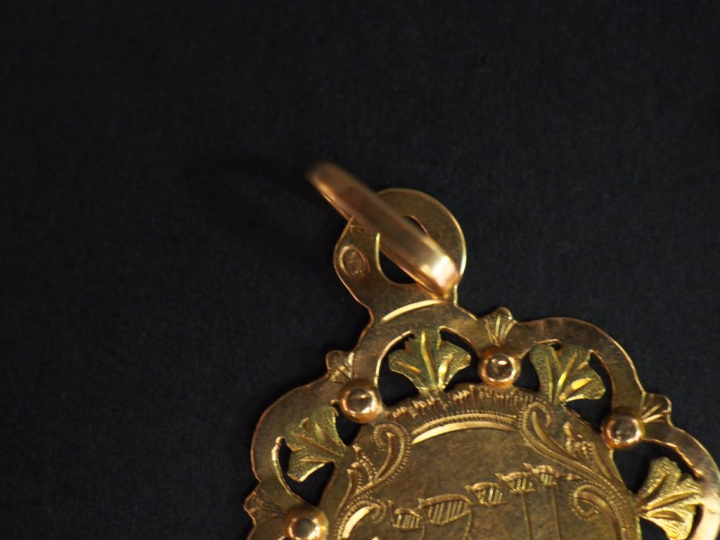 Ensemble comprenant deux différentes médailles ajourées en or jaune, à