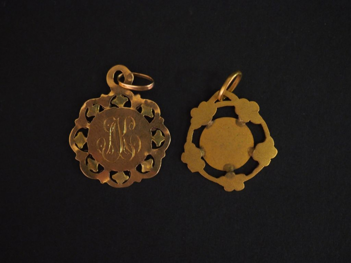 Ensemble comprenant deux différentes médailles ajourées en or jaune, à