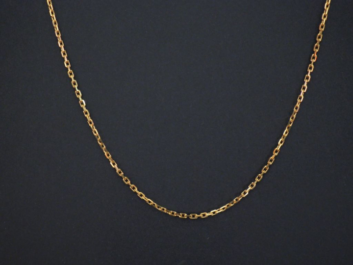 Chaine en or jaune, maille forçat.  Long. 40,5 cm Poids. 4,31 g   