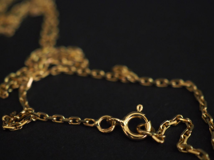 Chaine en or jaune, maille forçat.  Long. 40,5 cm Poids. 4,31 g   