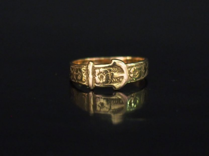 Bague bandeau en or jaune, à décor d'une boucle de ceinture agrémentée