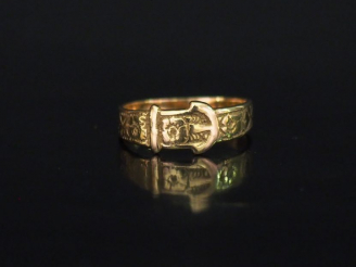 Vente aux enchères Bague bandeau en or jaune, à décor d'une boucle de ceinture agrémentée