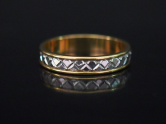 Vente aux enchères Alliance deux tons d'or, à décor de croisillons. TDD. 57 Poids. 3,71 g