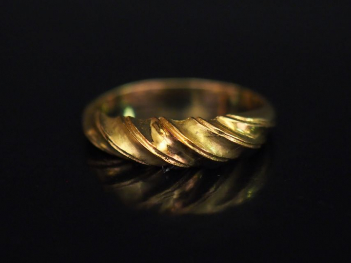 Bague jonc en or jaune, à décor de côtes torses. TDD. 53 Poids. 2,34 g