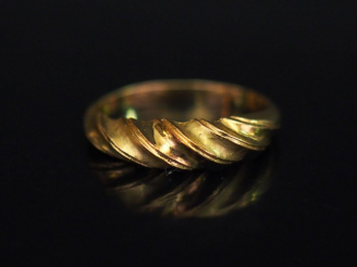 Vente aux enchères Bague jonc en or jaune, à décor de côtes torses. TDD. 53 Poids. 2,34 g