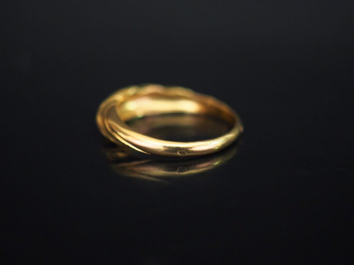 Bague jonc en or jaune, à décor de côtes torses. TDD. 53 Poids. 2,34 g