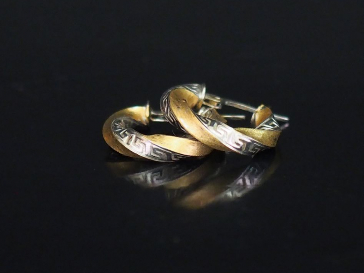 Paire de créoles deux tons d'or, à décor de motifs torsadés agrémentés