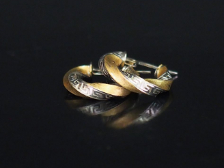 Vente aux enchères Paire de créoles deux tons d'or, à décor de motifs torsadés agrémentés