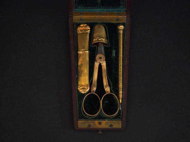 Nécessaire de couture en or jaune. Comprenant :  - un dé à coudre. Poi