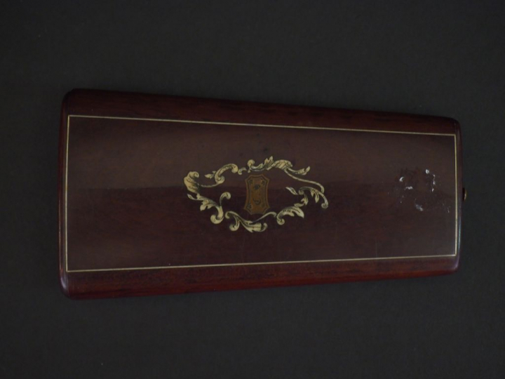 Nécessaire de couture en or jaune. Comprenant :  - un dé à coudre. Poi