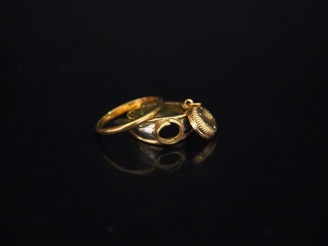 Vente aux enchères Ensemble comprenant :  - une monture de bague deux tons d'or. TDD. 56 