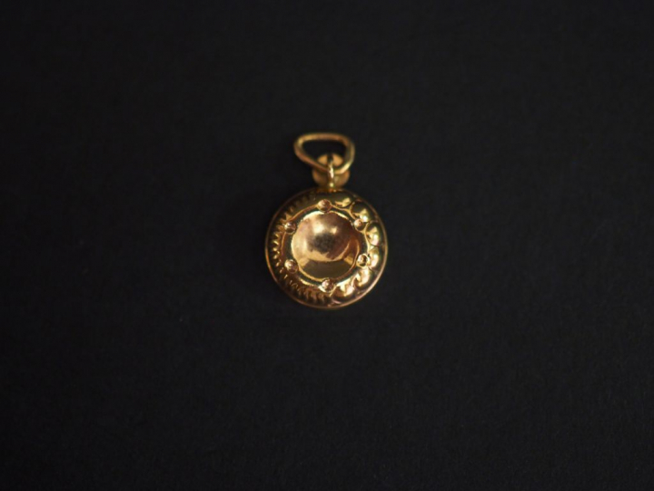 Ensemble comprenant :  - une monture de bague deux tons d'or. TDD. 56 