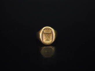 Vente aux enchères Bague de forme chevalière en or jaune, à décor d'armoiries.  TDD. 49 1