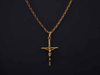 Vente aux enchères Chaine en or jaune, maille de forme triangulaire, et son pendentif en 