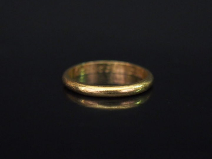 Alliance en or jaune.  TDD. 52 Poids. 2,56 g (gravée)   