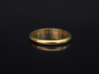 Vente aux enchères Alliance en or jaune.  TDD. 52 Poids. 2,56 g (gravée)   
