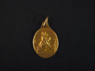 Vente aux enchères Médaille religieuse ovale en or jaune, figurant Saint Jean-Baptiste po