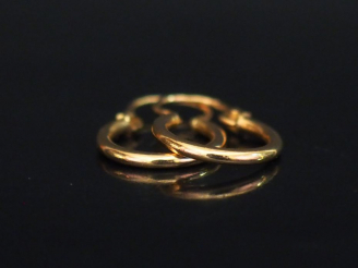 Vente aux enchères Paire de petites créoles en or jaune. Poids. 0,70 g   