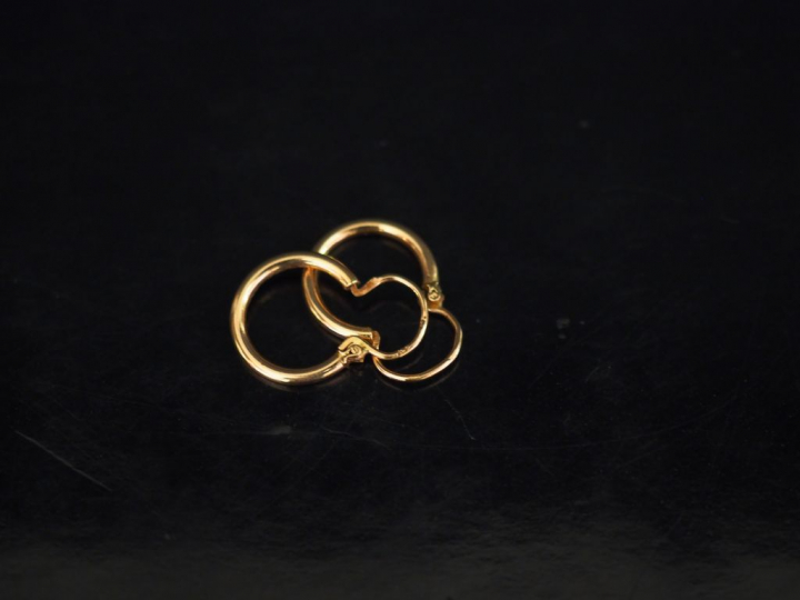 Paire de petites créoles en or jaune. Poids. 0,70 g   