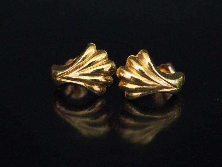 Paire de perce-oreilles en or jaune en forme de coquillage. H. 1,4 cm 