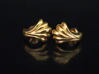 Vente aux enchères Paire de perce-oreilles en or jaune en forme de coquillage. H. 1,4 cm 