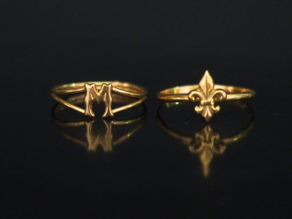 Vente aux enchères Ensemble comprenant :  - une bague en or jaune, à décor de fleur de ly
