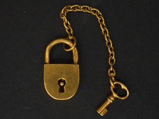 Vente aux enchères Cadenas et sa clé en or jaune.  H. 1,3 cm Poids. 1,58 g   