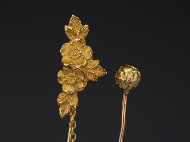 Ensemble comprenant :  - une épingle à cravate en or jaune, à décor de