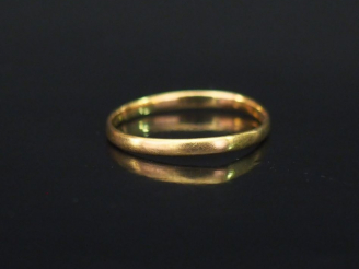 Vente aux enchères Alliance en or jaune. TDD. 55 Poids. 1,12 g  (tordue)
