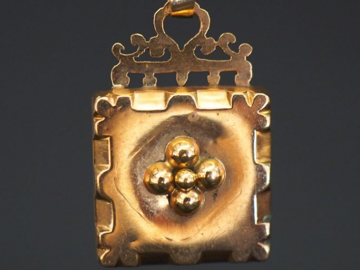 Petit pendentif Napoléon III en or jaune, à décor d'une fleur en son c
