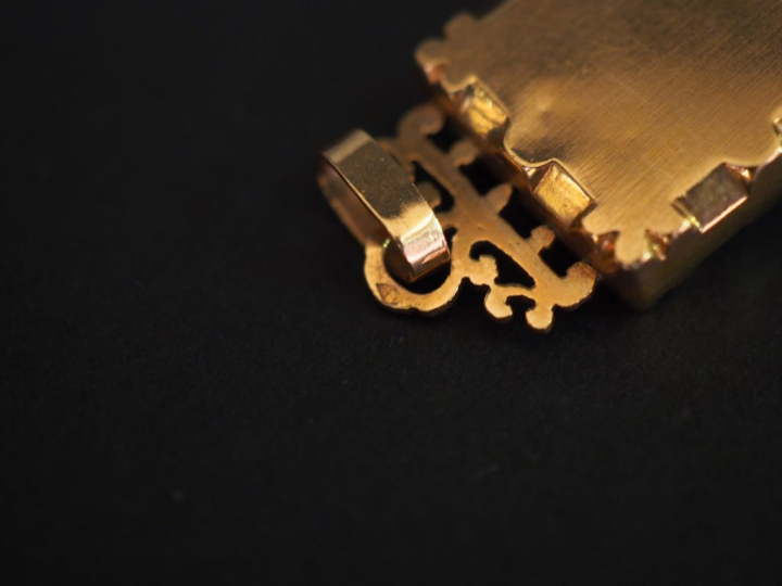 Petit pendentif Napoléon III en or jaune, à décor d'une fleur en son c