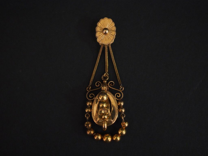 Pendentif Napoléon III en or jaune, à décor ajouré de rangs de perles.