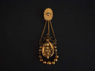 Vente aux enchères Pendentif Napoléon III en or jaune, à décor ajouré de rangs de perles.