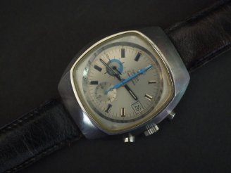 Vente aux enchères OMEGA, Seamaster Jedi Chronographe, boitier en acier de forme tonneau.