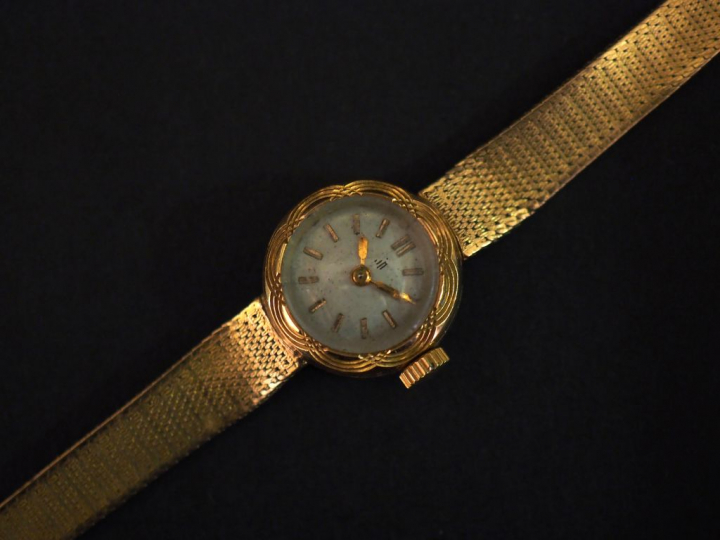 LIP Montre bracelet de dame, boitier et bracelet en or jaune. Cadran r